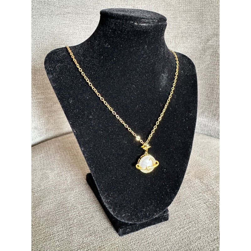 Saturna™ Belleza celestial que ilumina tu estilo.