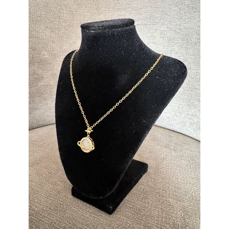 Saturna™ Belleza celestial que ilumina tu estilo.