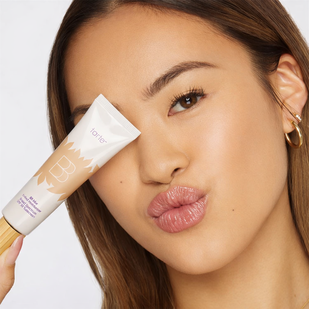 Crema hidratante con bloqueador solar con color Tarte BB Blur (2 EN 1) + brocha de regalo